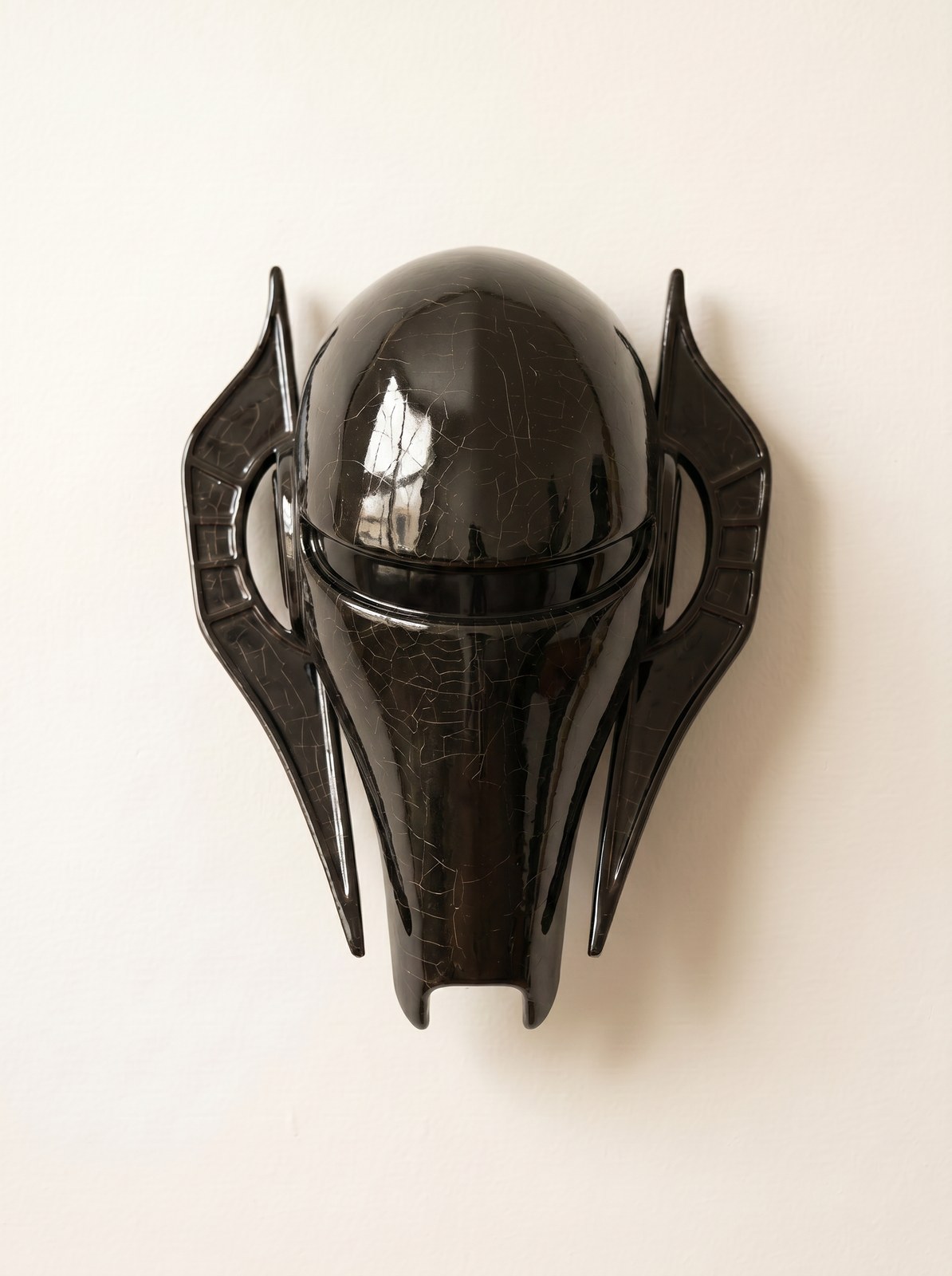Qimir ceramic wall mask in gloss black